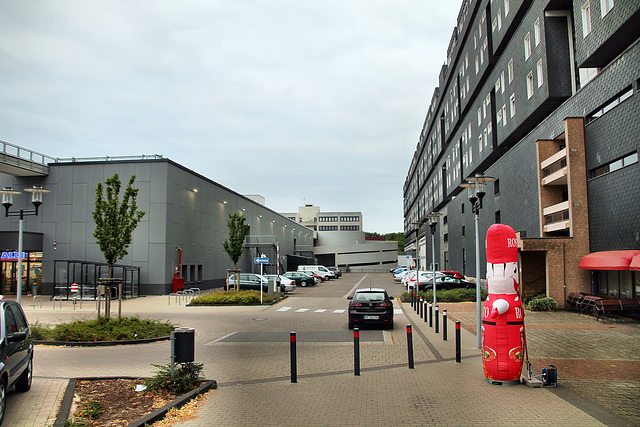 Einfahrt mit Parkplätzen am Hochhaus "Wohnen West" (Marl) / 27.08.2022