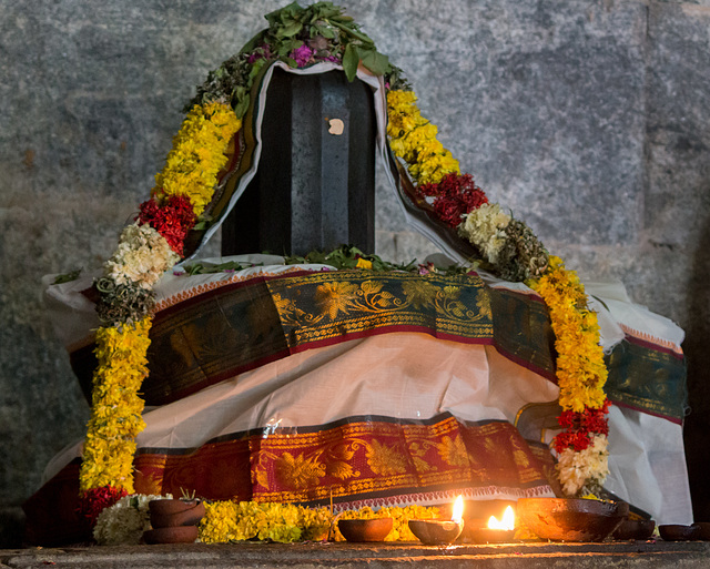 Geschmückter Lingam mit Yoni