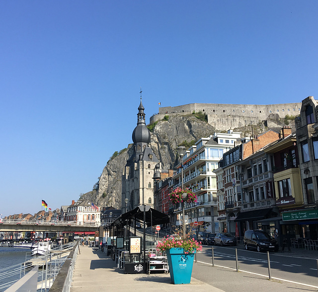 Dinant, au bord de la Meuse en Belgique