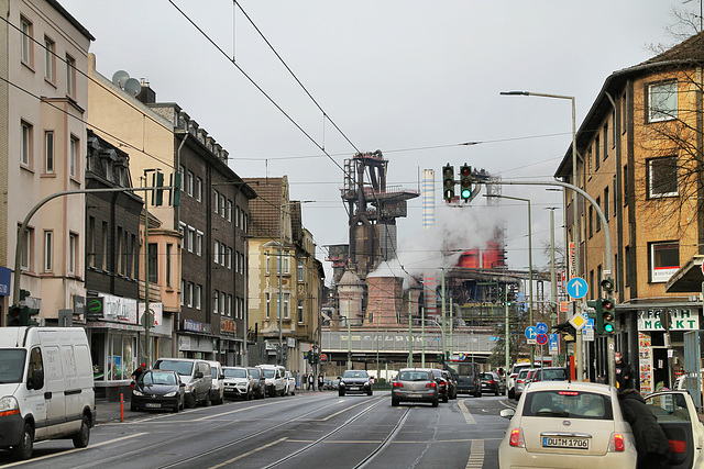 Friedrich-Ebert-Straße, im Hintergrund die Hochöfen 8 und 9 von ThyssenKrupp (Duisburg-Beeck) / 8.01.2022