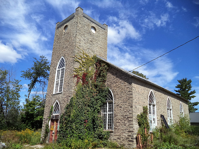 Haunted church / Église hantée