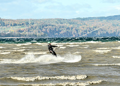 Kitesurfer  im Sturm über dem Bodensee