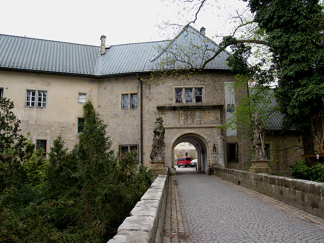 Zamek Hruba Skala, Entrance