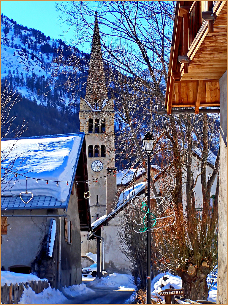 Nevache : la sua bella chiesetta, campanile e lampione