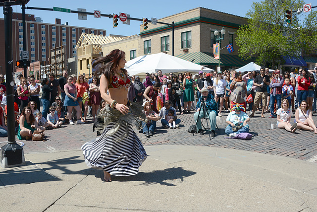 This dancer drew a crowd for some reason