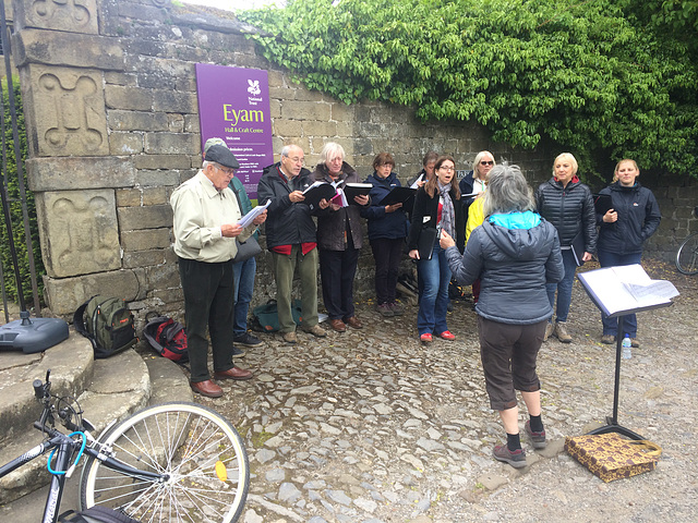 Choir sings for the cyclists