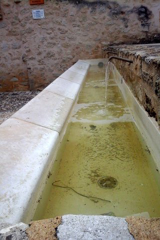 Fontaine-lavoir "La Font de Godemine" à Pellegrue (Gironde, France)