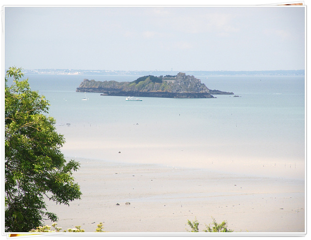 Vue depuis Cancale (35) vers l'île des Rimains