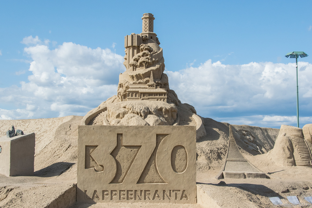 am Eingang zum Sandskulpturen-Festival in Lappeenranta - dieses Jahr unter dem Motte "370 Jahre Lappeenranta" (© Buelipix)