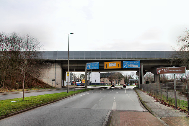 Alsumer Straße mit A42-Autobahnbrücke (Duisburg-Beeck) / 8.01.2022