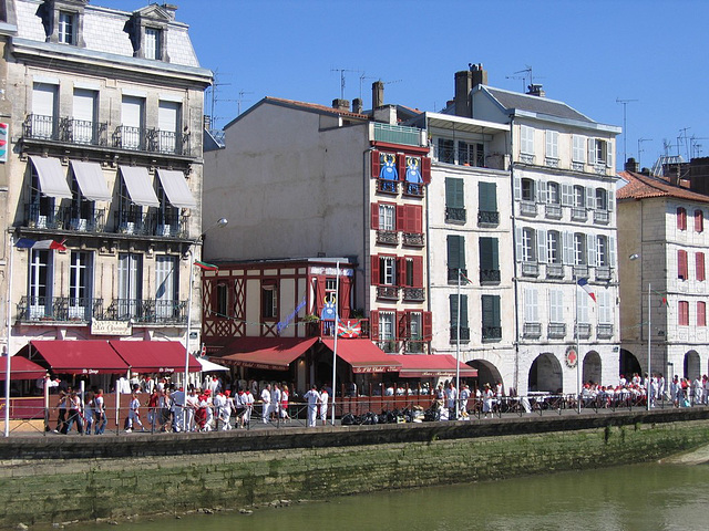 Bayonne, la ville aux cent mille volets (64)**********