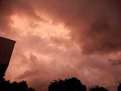 le ciel fantastique d'hier soir ambiance lourde et l'orage grondait sans pluie