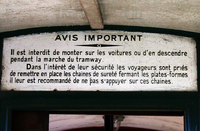 Ce qui n'a pas changé , dans le TGV c'est aussi interdit de monter ou de descendre pendant le train en  marche .