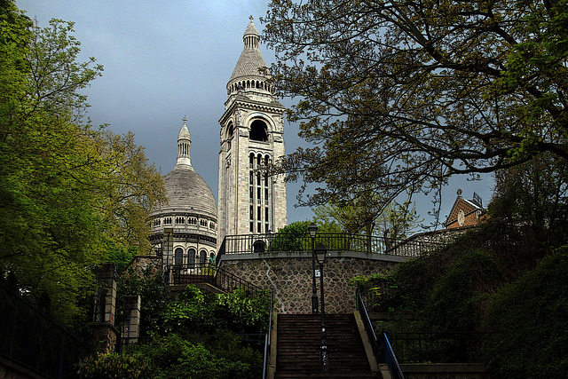 Le Sacré-Coeur de Montmartre sous un ciel gris