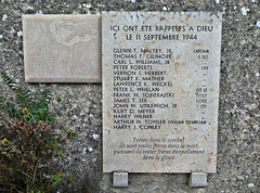 Leyrieu (38) 28 janvier 2019. Plaque commémorative en l'honneur des soldats américains morts lors de la catastrophe aérienne du 11 septembre 1944.