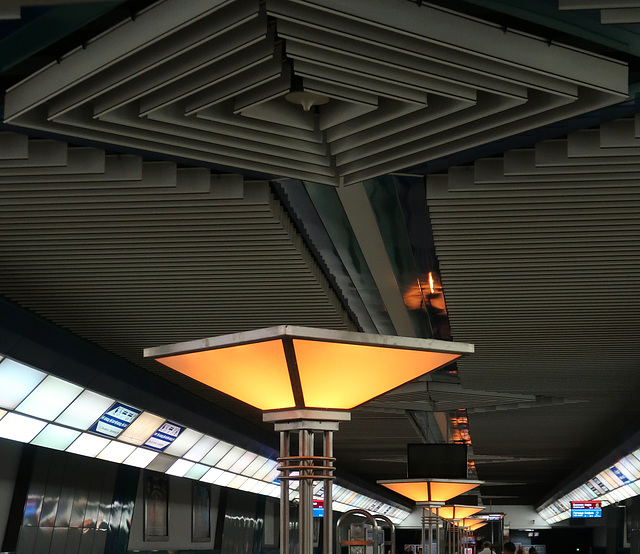 Opalchenska underground station