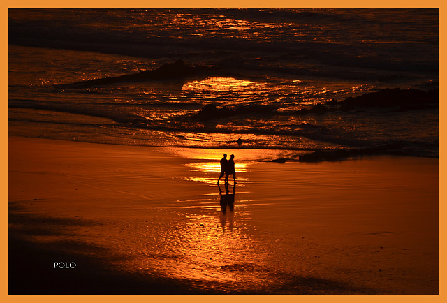 Paseo por la playa al anochecer