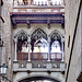 Barcellona : Una stretta via sul lato della cattedrale gotica
