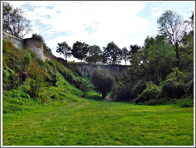 Les remparts  de Montreuil sur Mer. (62) (longs de 3 Kms)