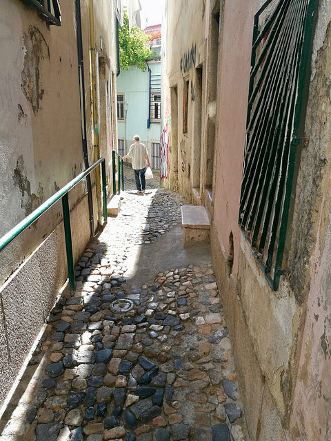 Lisbon 2018 – Alley in the Alfama neighbourhood