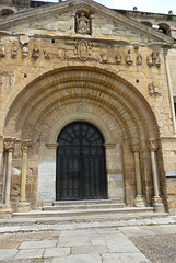 Puerta de la Colegiata en Santillana del mar