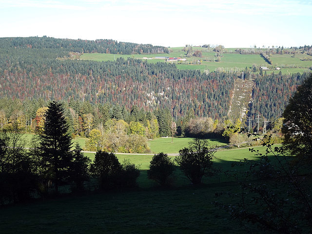 Blick von Les Planchttes über das Tal des Flusses Doubs nach Frankreich