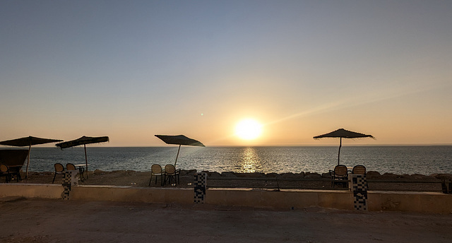 Quatre parasols au lever du jour / Four sunshades awakening