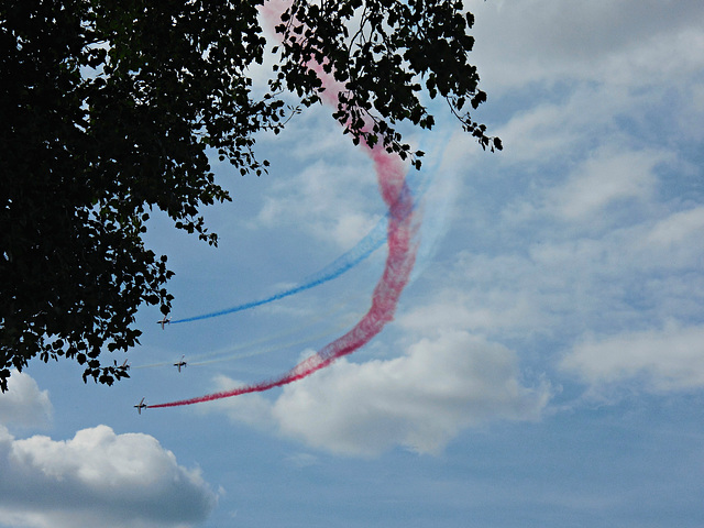 la patrouille fait un coeur dans le ciel