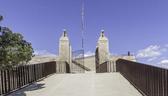 Eingang zum Castillo de San Fernando ... P.i.P.  (© Buelipix)