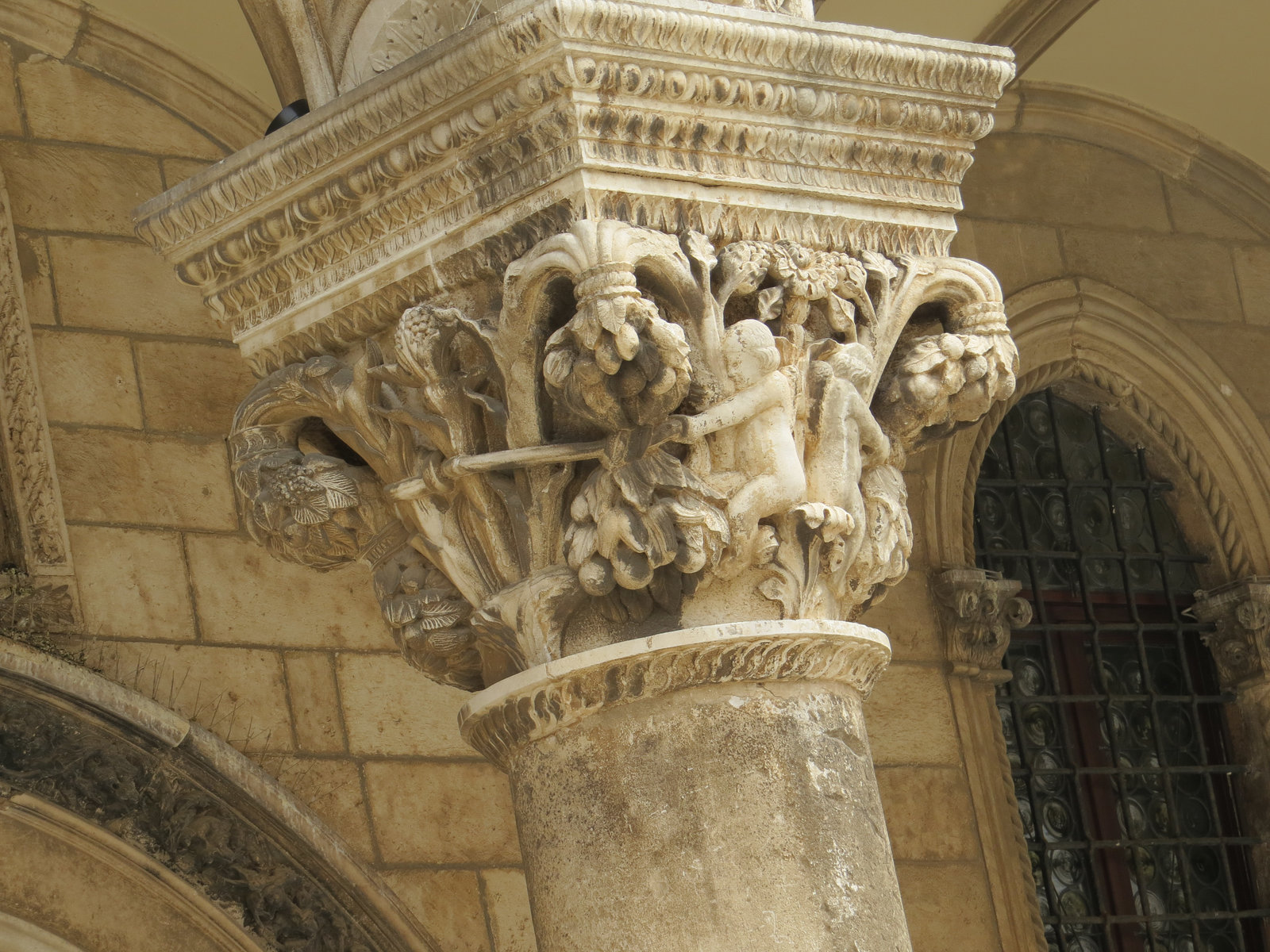 Dubrovnik, palais du recteur : chapiteau.