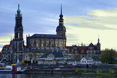 Blick vom rechten Elbufer auf St. Trinitatis