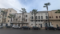 Voitures, cocotiers et architecture marocaine