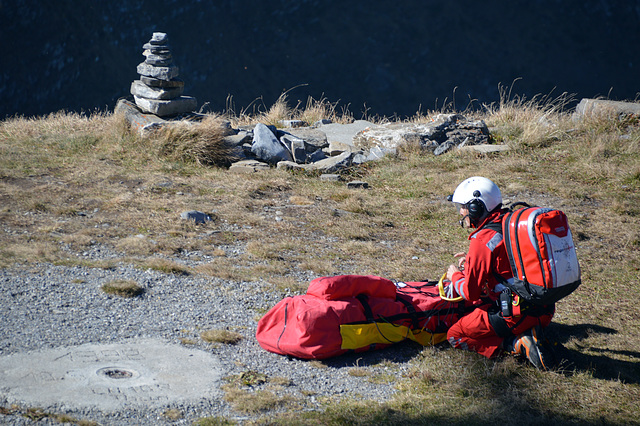 Notarzt und Patient nach der Zwischenlandung, und vor dem Flug ins Spital