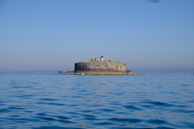 Cherbourg, le fort militaire et le ciel bleu !