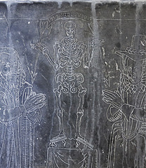 chelmsford cathedral, essex  (20)skeleton death holding two darts and saying veni vidi vici to matthew rudd +1615 and wife on his incised tomb attrib to francis grigs