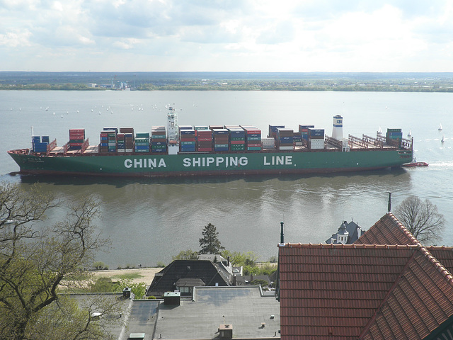 Containerschiff CSCL Mars vor Blankenese