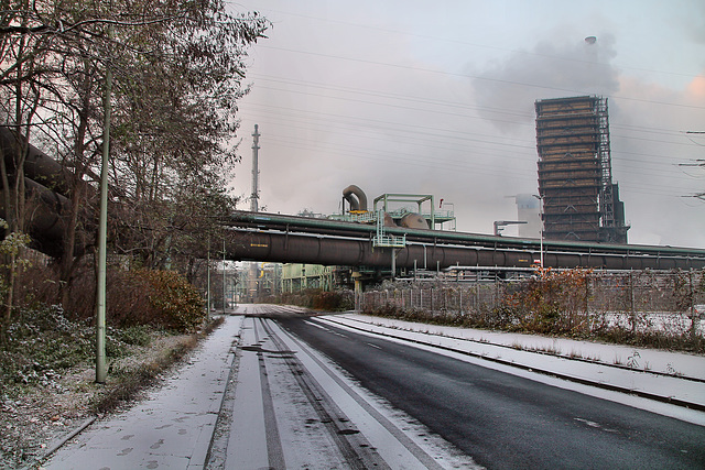 Alsumer Steig mit Werksanlagen der Kokerei Schwelgern (Duisburg-Bruckhausen) / 17.12.2022