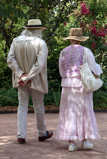 Un vieux couple élégand au Festival des Jardins .