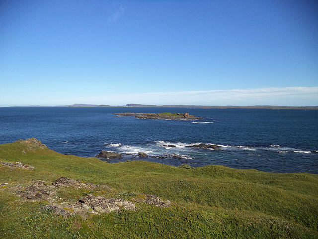 Ciel bleu, mer bleutée et verdure