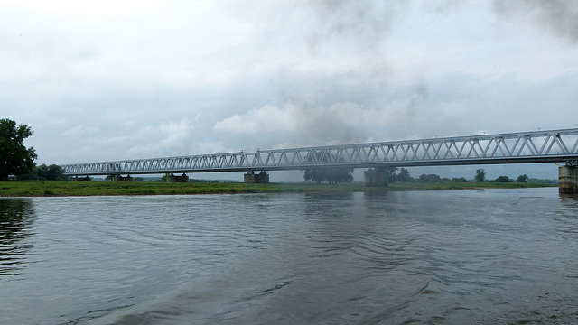 Schornsteinqualm an der Brücke bei Wittenberge