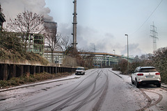 Alsumer Steig mit Werksanlagen der Kokerei Schwelgern (Duisburg-Bruckhausen) / 17.12.2022