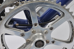 Diver's helmet gear cable housing stops and above BB shell cable routing are typical features of Berry frames.