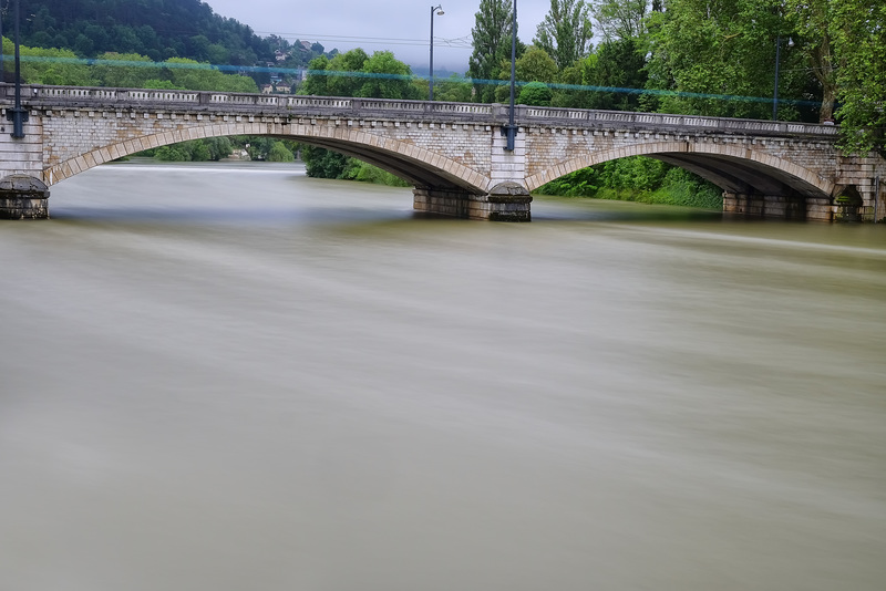 BESANCON: le Pont de la République, le doubs, passage du tram.