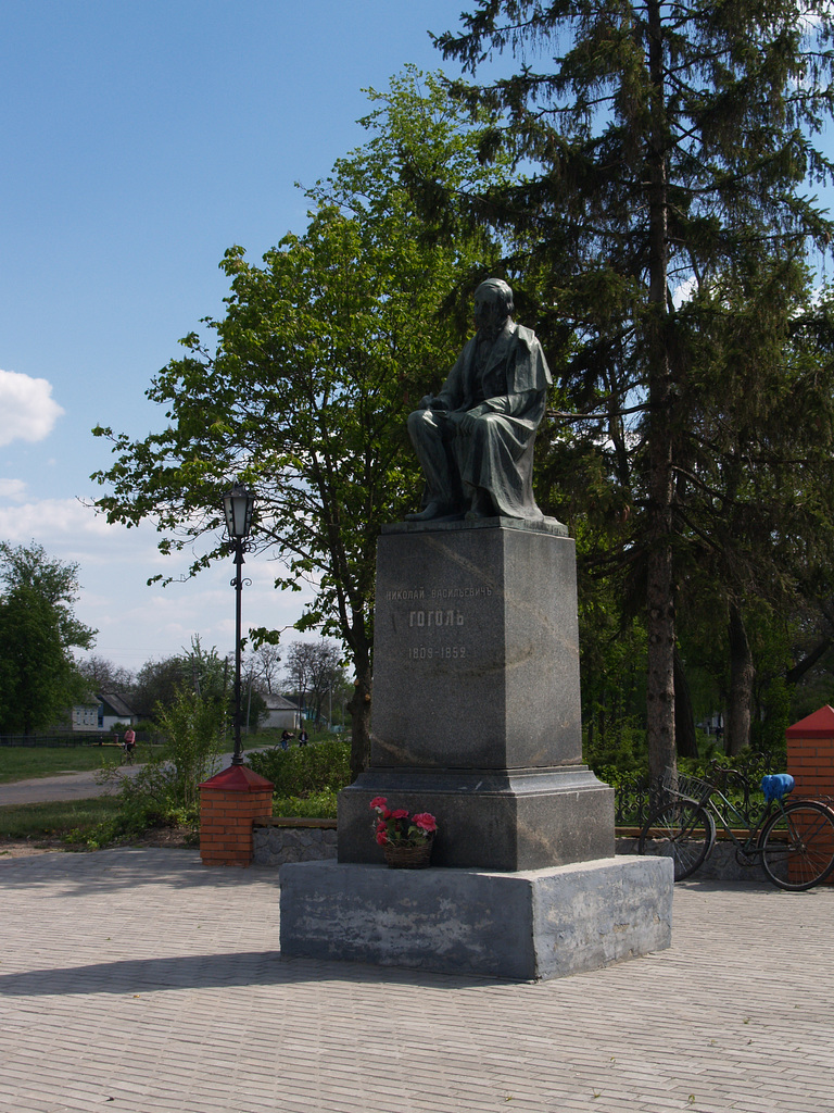 Памятник Гоголю в Б.Сорочинцах