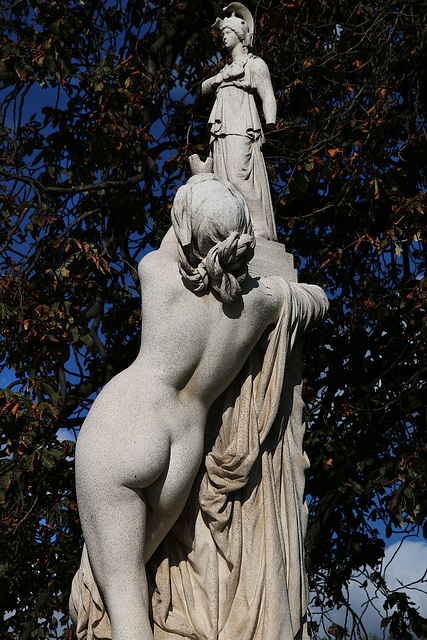 Cassandre se met sous la protection de Pallas . Marbre de Aimé Millet - Jardin des Tuileries .