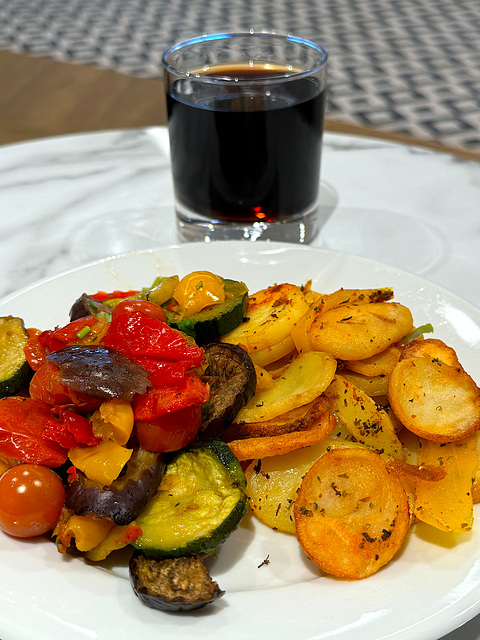 Fried potatoes with vegetables