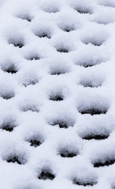 Garden table snow patterns