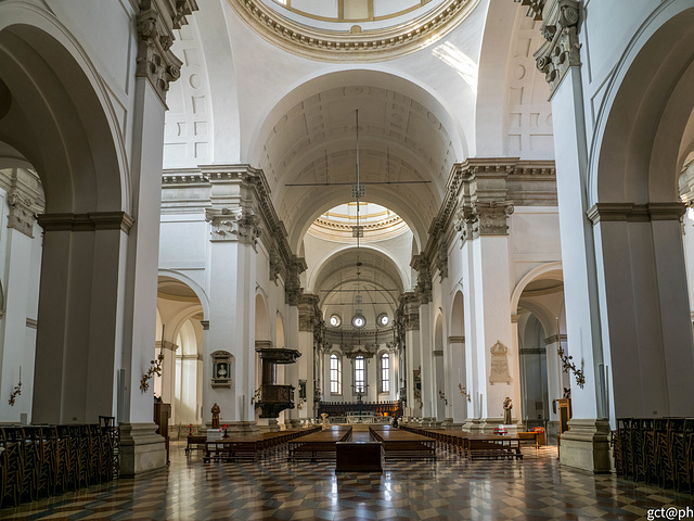 Duomo di Padova. Cattedrale di Santa Maria Assunta. Il sobrio è luminoso interno. Duomo di Padova. Cattedrale di Santa Maria Assunta. Il sobrio è luminoso interno.
