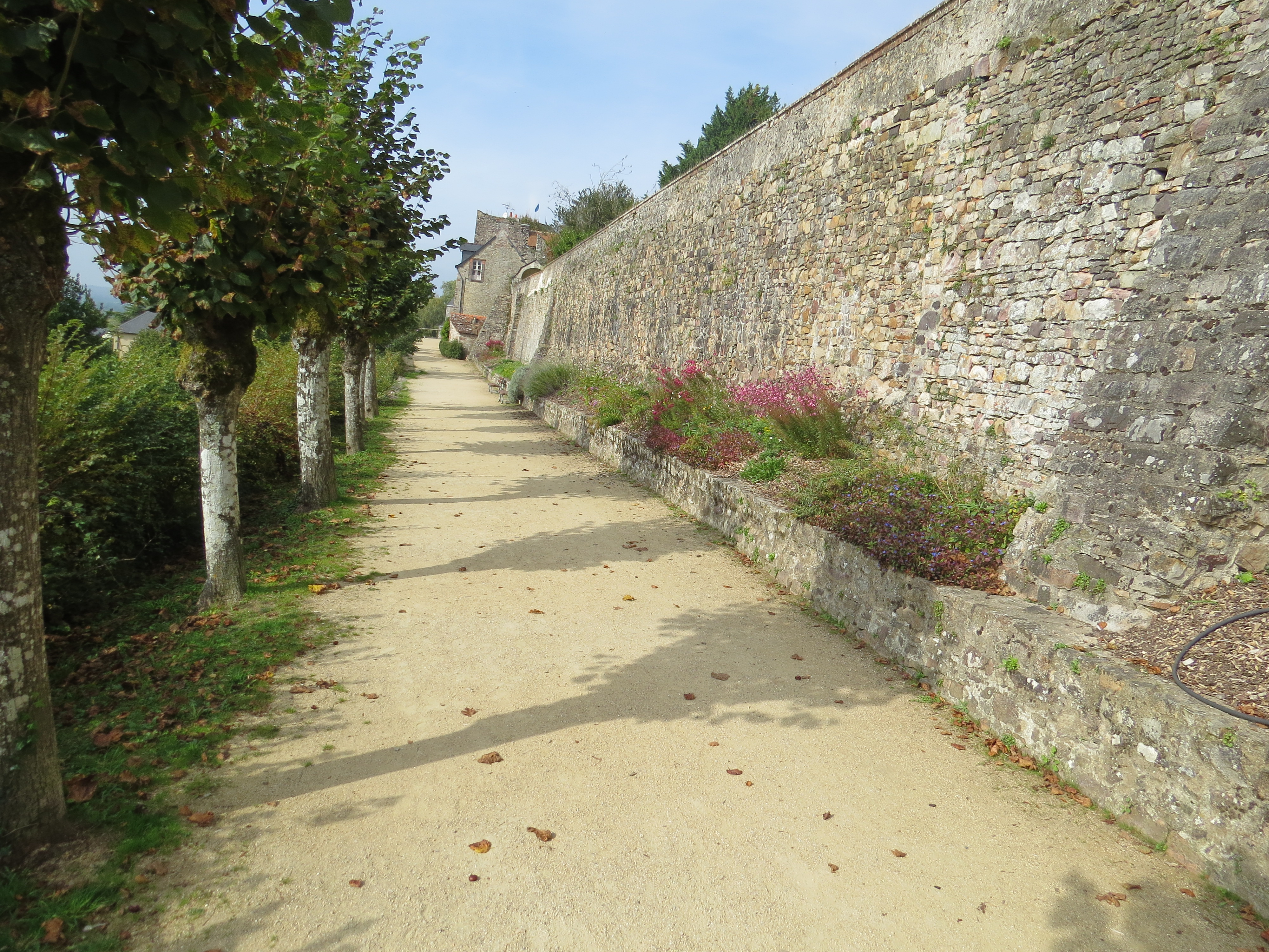 Sainte-Suzanne, 5.