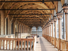 Palazzo della Ragione. Porticato esterno sud, su Piazza delle Erbe.